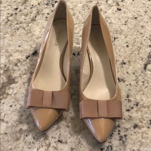 Nude kitten heel with bow pumps